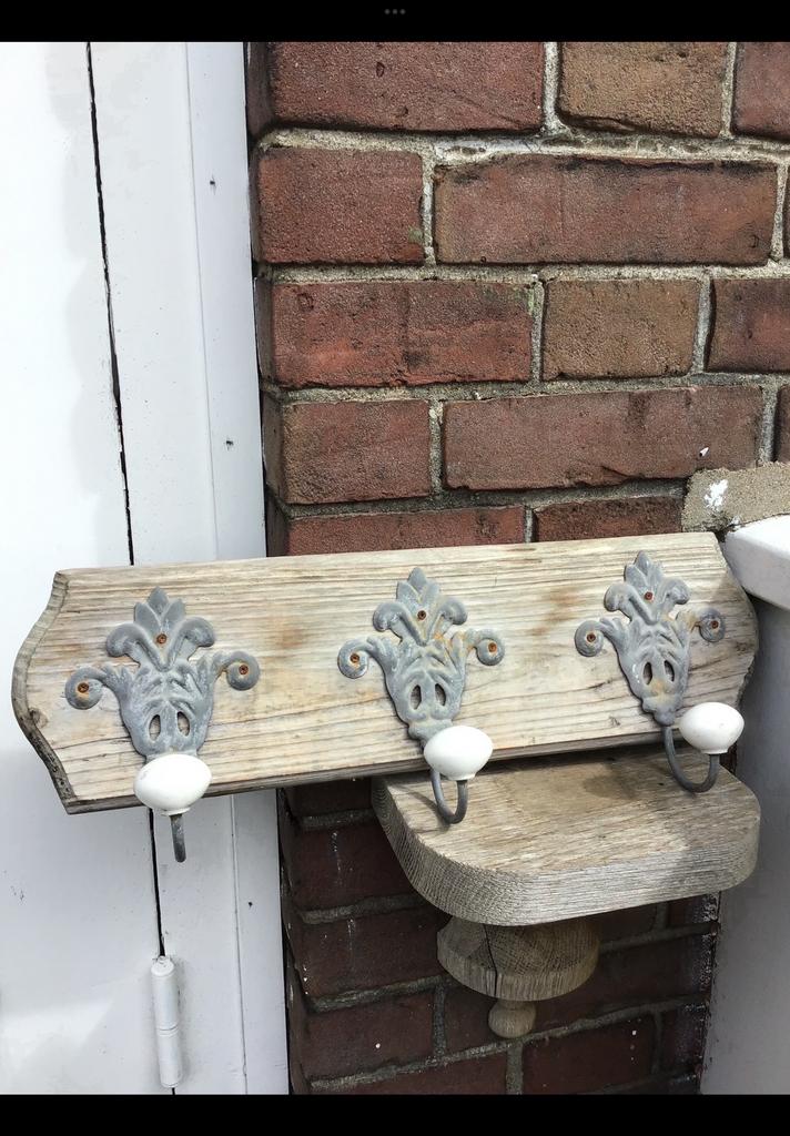 Kleine houten kapstok, 3 haken op plank, knop wit, porselein, Ophalen of Verzenden, Zo goed als nieuw