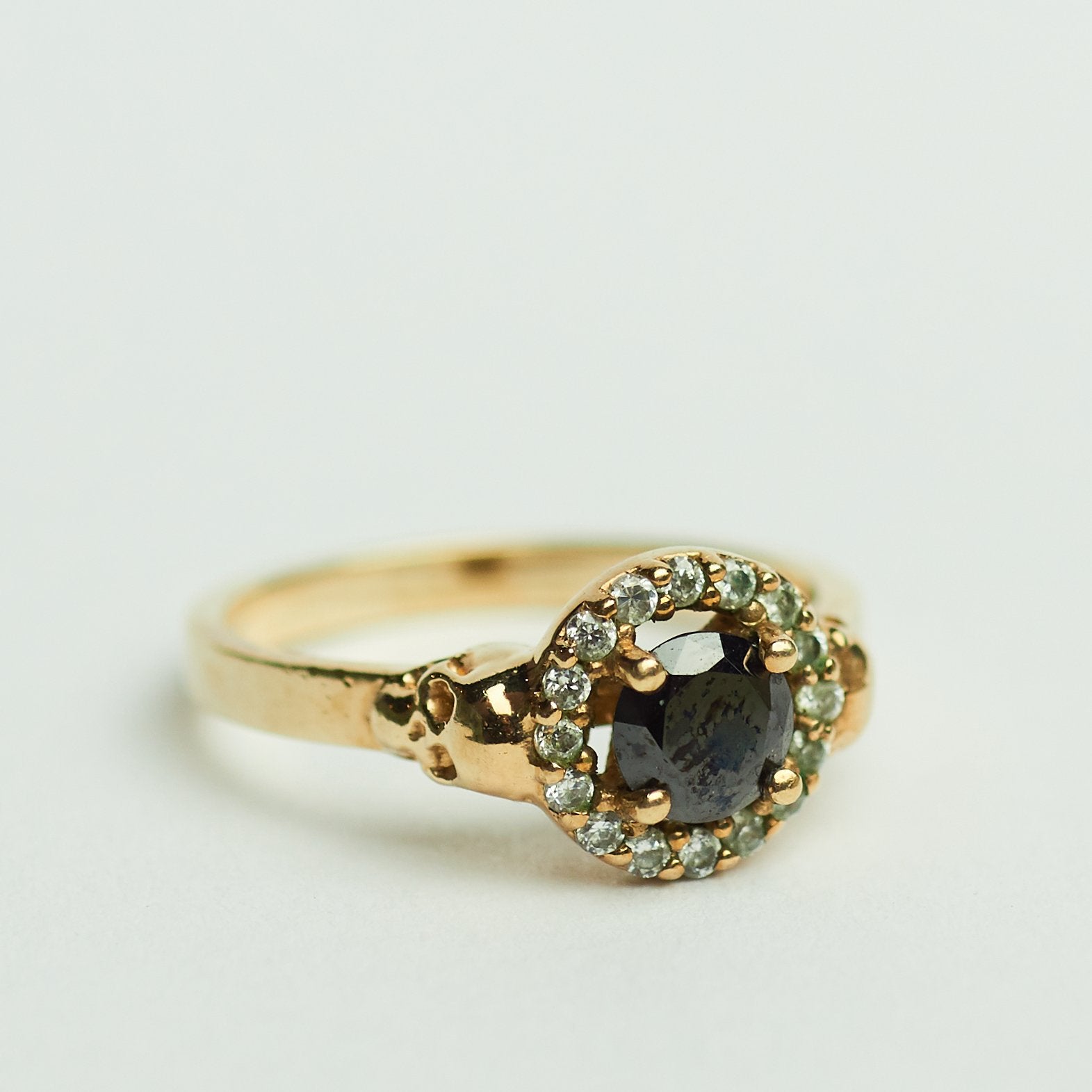 Vintage gouden ring met saffier en diamant doodshoofd, Ophalen of Verzenden, Met edelsteen, Dame, Goud
