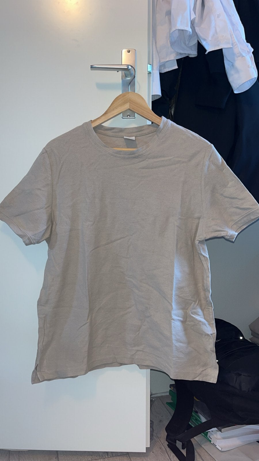 Bershka T-shirt - Maat M, Kleding | Heren, T-shirts, Ophalen of Verzenden, Zo goed als nieuw, Maat 48/50 (M), Beige