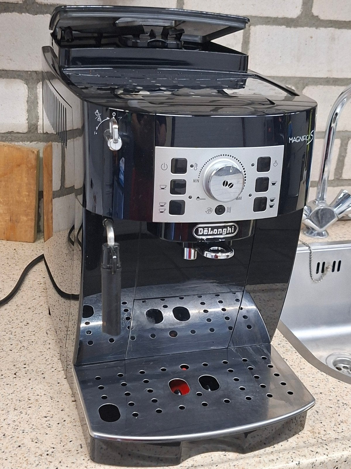 Defecte De'Longhi Magnifica S - Zwart, Gebruikt, Espresso apparaat, Ophalen of Verzenden, 2 tot 4 kopjes