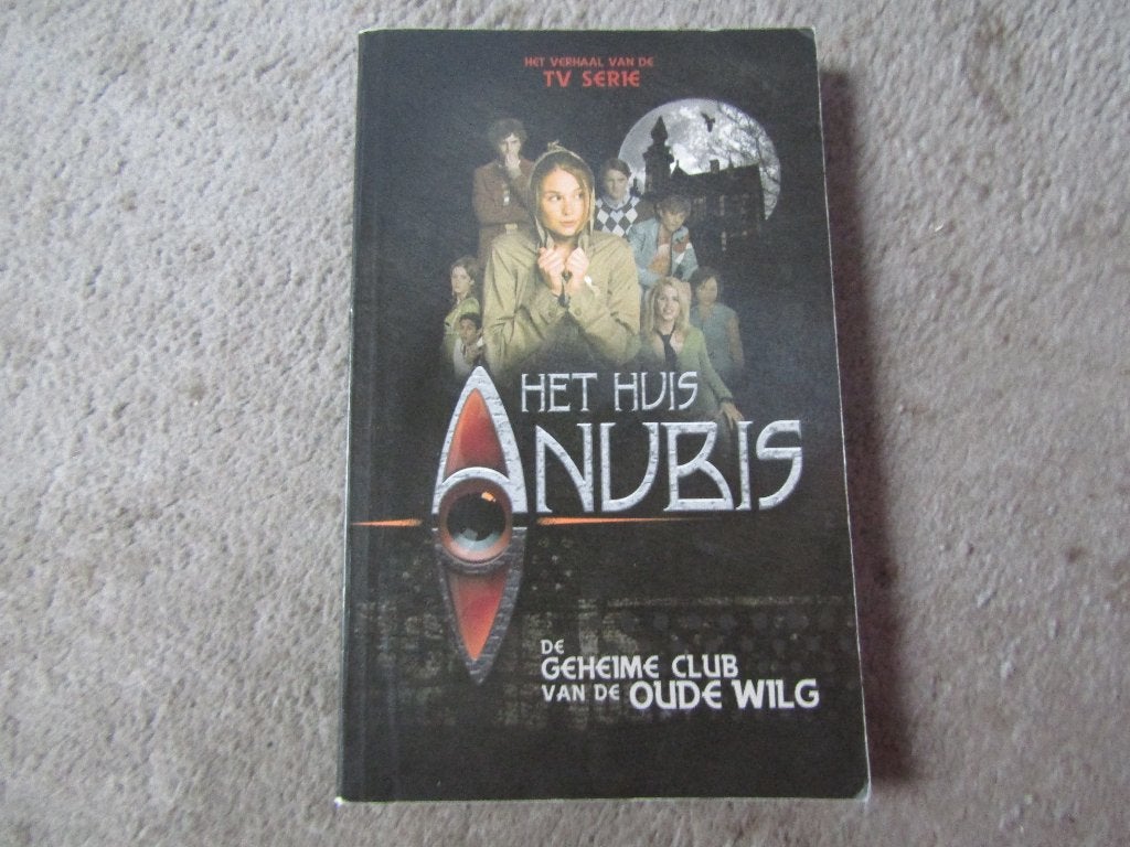Boek: Anubis - De geheime club van de oude wilg, Boeken, Ophalen of Verzenden, Gelezen, Studio 100, Non-fictie