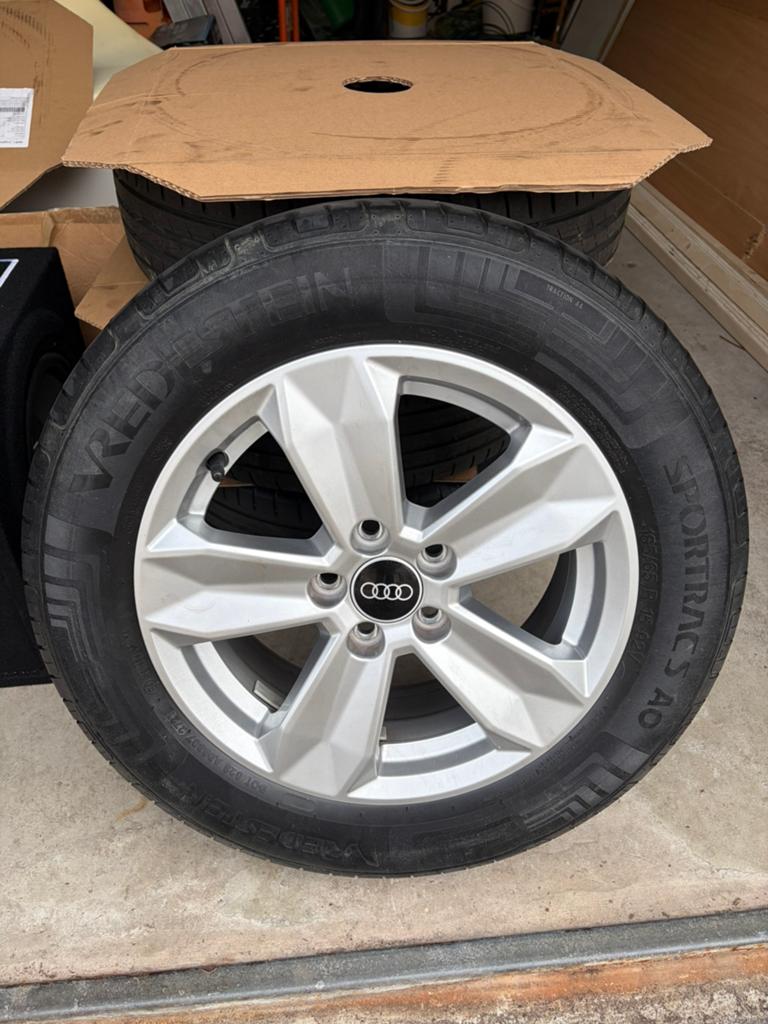 Originele Audi A1 velgenset met Vredestein zomerbanden., Ophalen, Gebruikt, 15 inch, Banden en Velgen