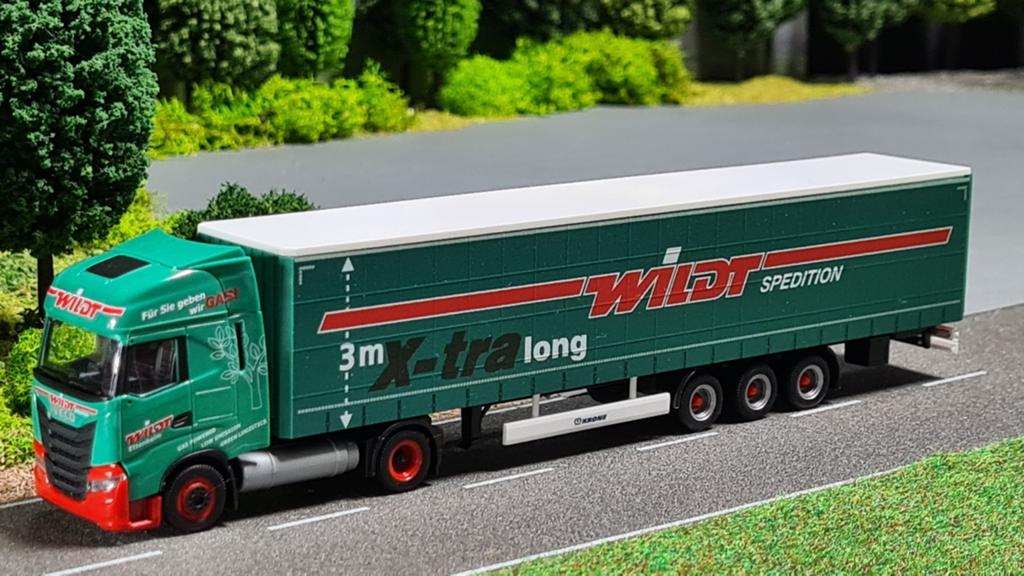 106 Herpa Wildt Spedition Iveco 14.90m schuifzeilentrailer, Ophalen of Verzenden, Nieuw, Bus of Vrachtwagen, Herpa