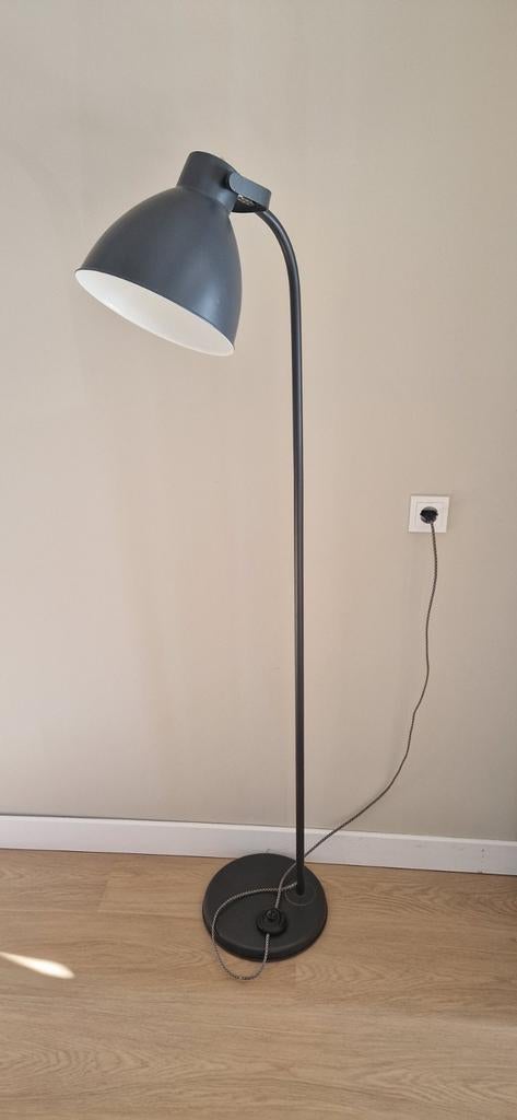 Moderne staande lamp van Leen Bakker, donkergrijs, Huis en Inrichting, Lampen | Vloerlampen, Ophalen of Verzenden, Metaal, Modern