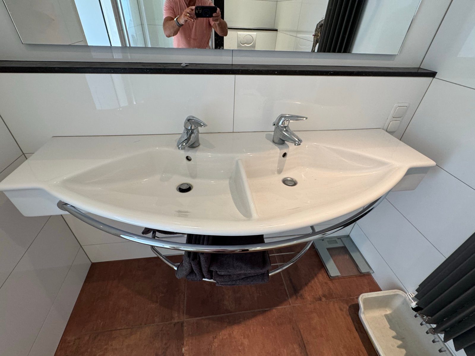 Laufen wastafel met 2 Grohe kranen en handdoekenrek, Ophalen, Gebruikt, 100 tot 150 cm, Wasbak of Wastafel