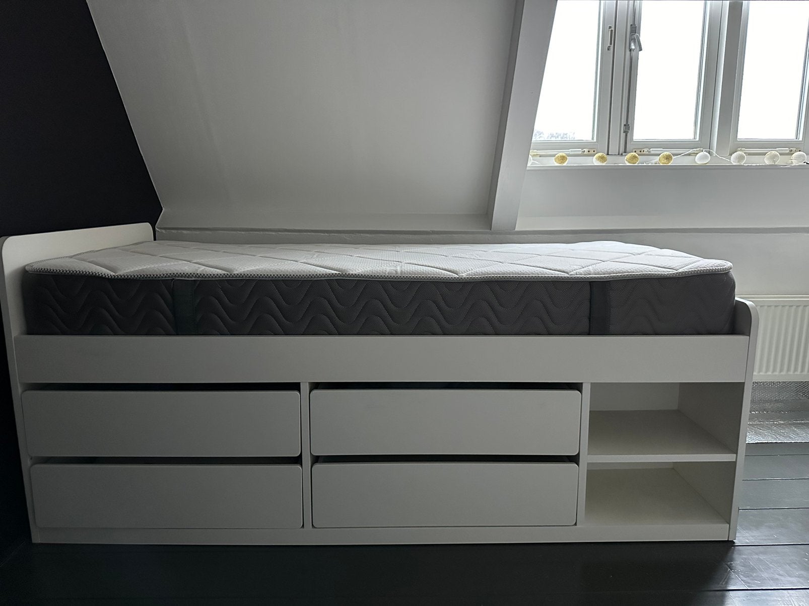 Ikea slakt bed 90x 200 met vier lades, Ophalen, Zo goed als nieuw