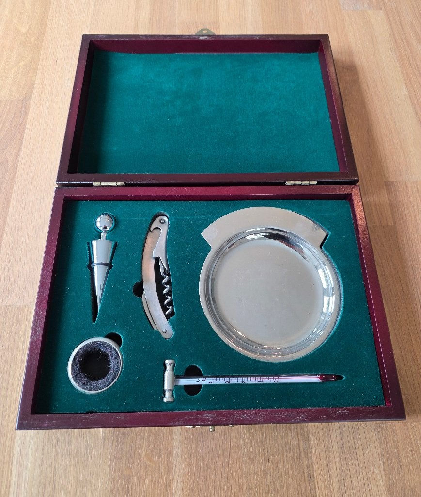 Kistje met wijnaccessoires, Overige typen, Zilver, Ophalen of Verzenden, Zo goed als nieuw