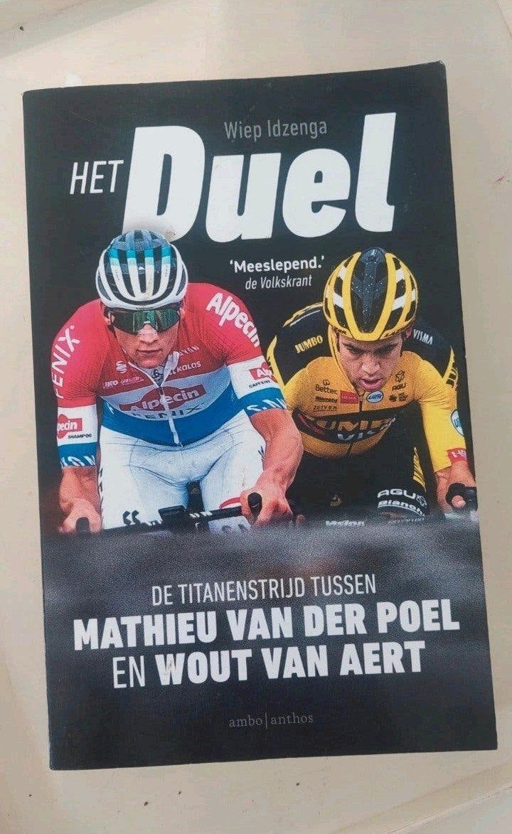 Het Duel - Mathieu van der Poel en Wout van Aert, Ophalen of Verzenden, Zo goed als nieuw, Wiep Idzenga, Lopen en Fietsen