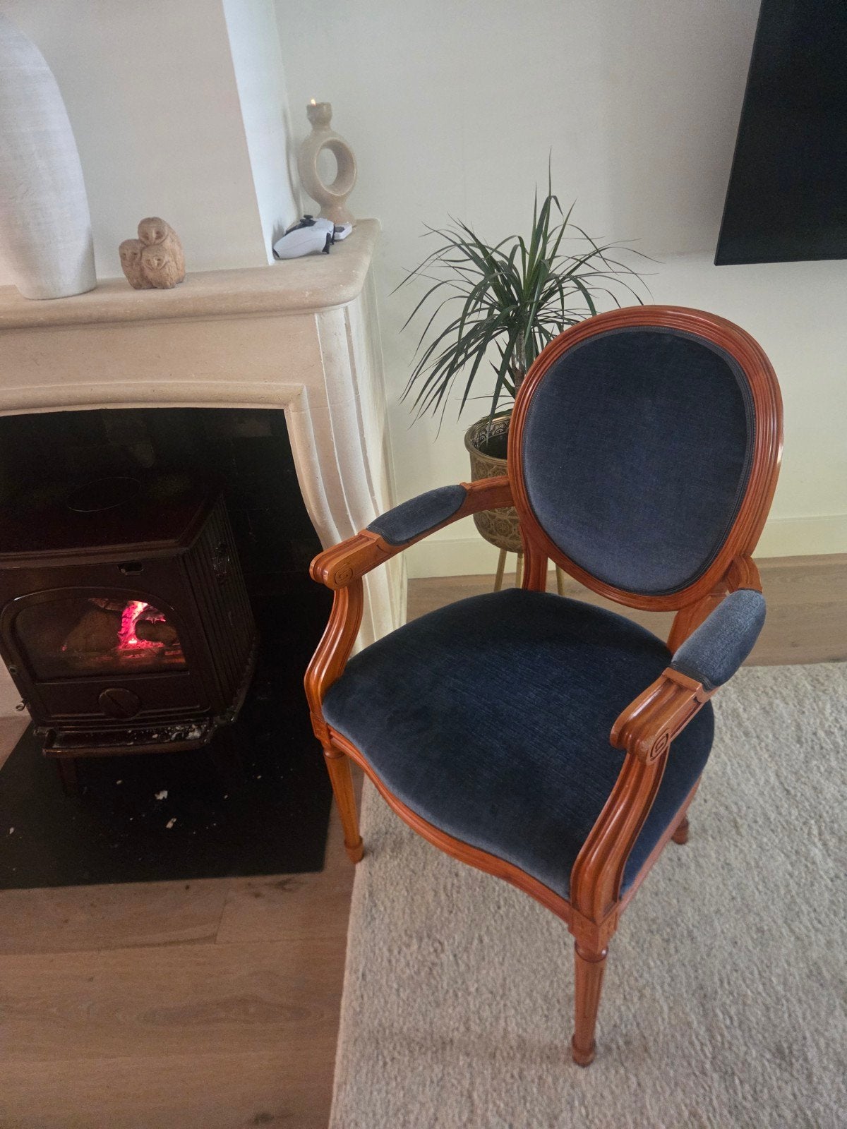 Elegante fauteuil met blauw velours en houten frame, Antiek en Kunst, Ophalen