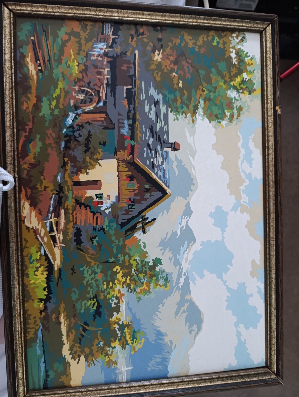 Ingelijst schilderij: Dorpsgezicht met water en bergen, Ophalen of Verzenden