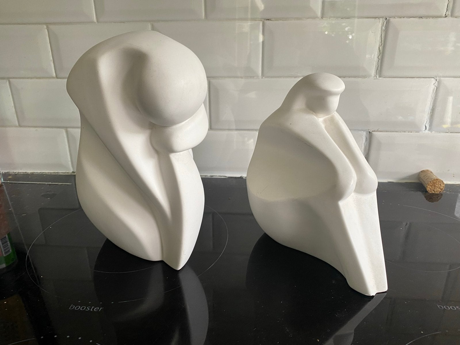 2 Plateel aardewerk beelden, 25 cm en 20 cm, helemaal gaaf, Ophalen of Verzenden, Beeld, 20 - 50 cm, Gemerkt