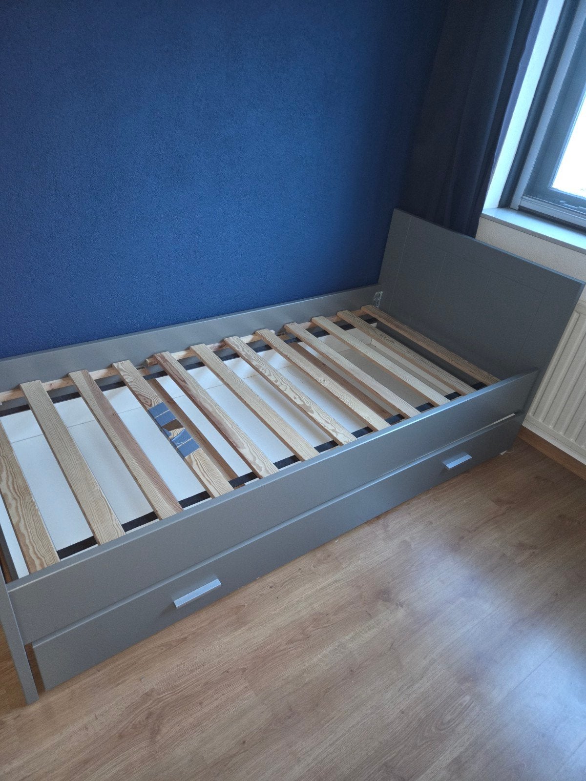 Grijs eenpersoonsbed met uitschuifbaar logeerbed, Ophalen, Gebruikt, 90 cm, Eenpersoons