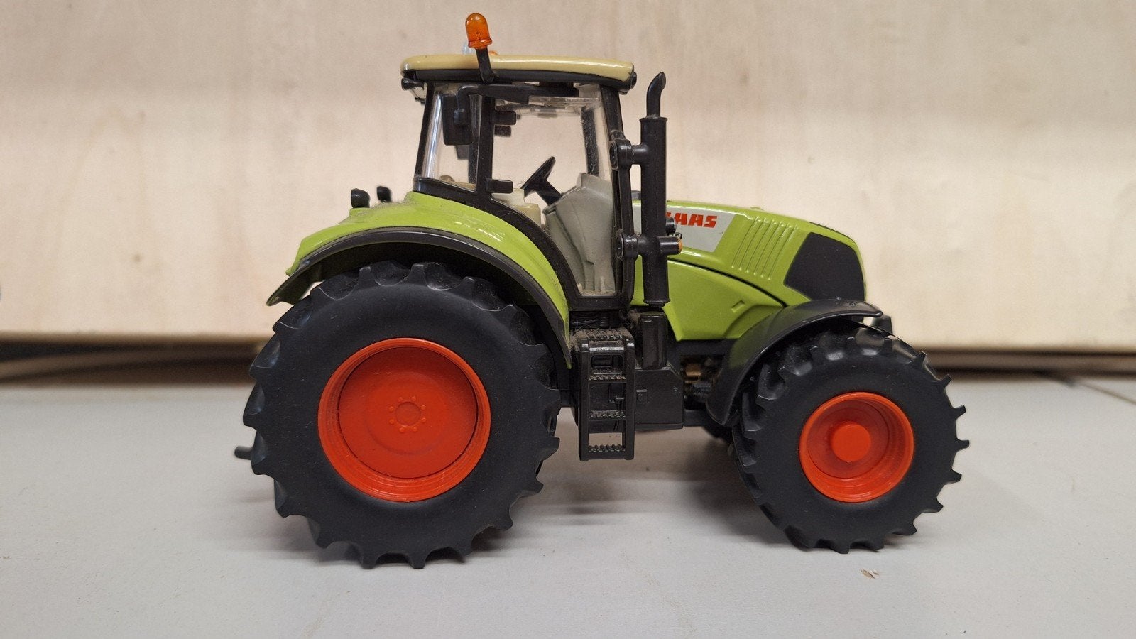 Siku 3280 Claas tractor Axion 950, Hobby en Vrije tijd, Modelauto's | 1:32, Ophalen of Verzenden, Zo goed als nieuw, Tractor of Landbouw