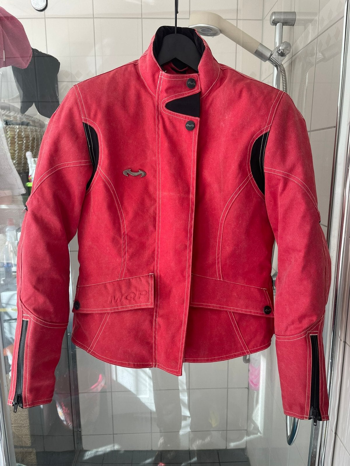 Rood motorjack van MQP in maat S, Motoren, Ophalen of Verzenden, Tweedehands, Dames, Jas | textiel