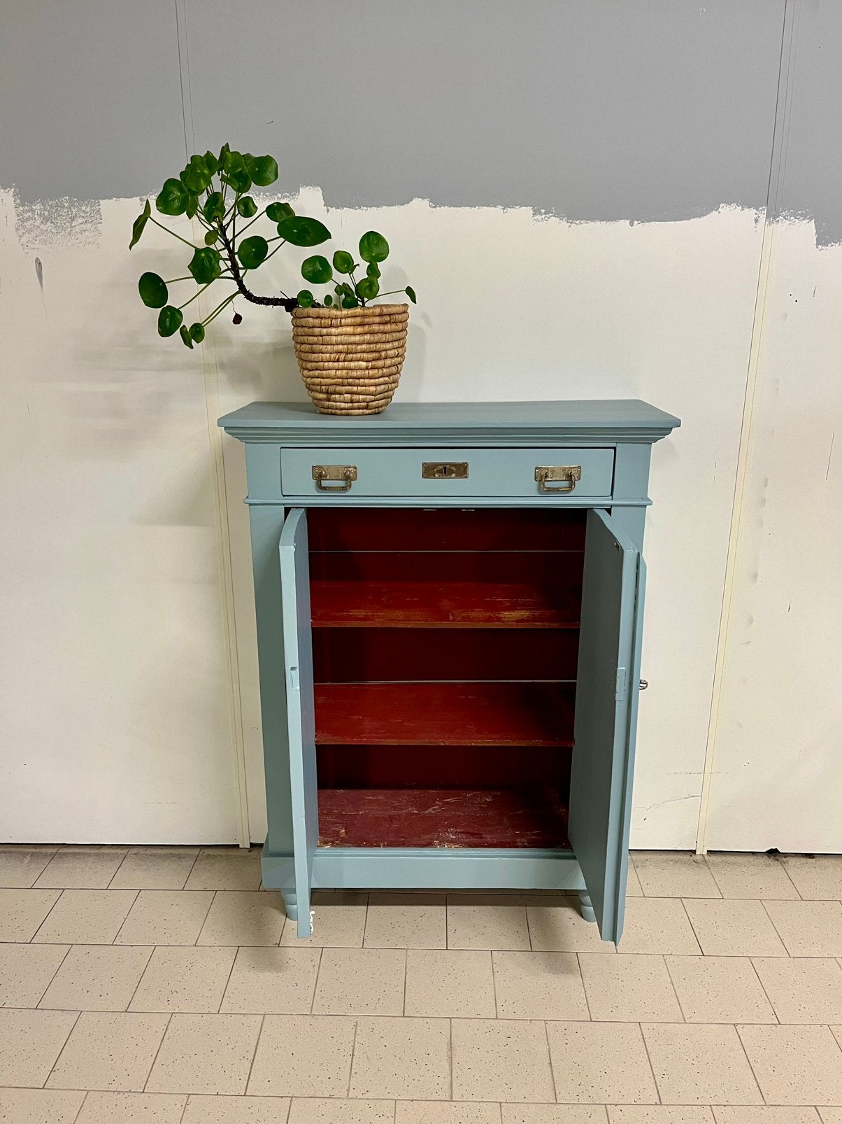 Authentieke meidenkast |mooie oude kast met rode binnenkant, Huis en Inrichting, Ophalen, Gebruikt, 25 tot 50 cm, Minder dan 150 cm
