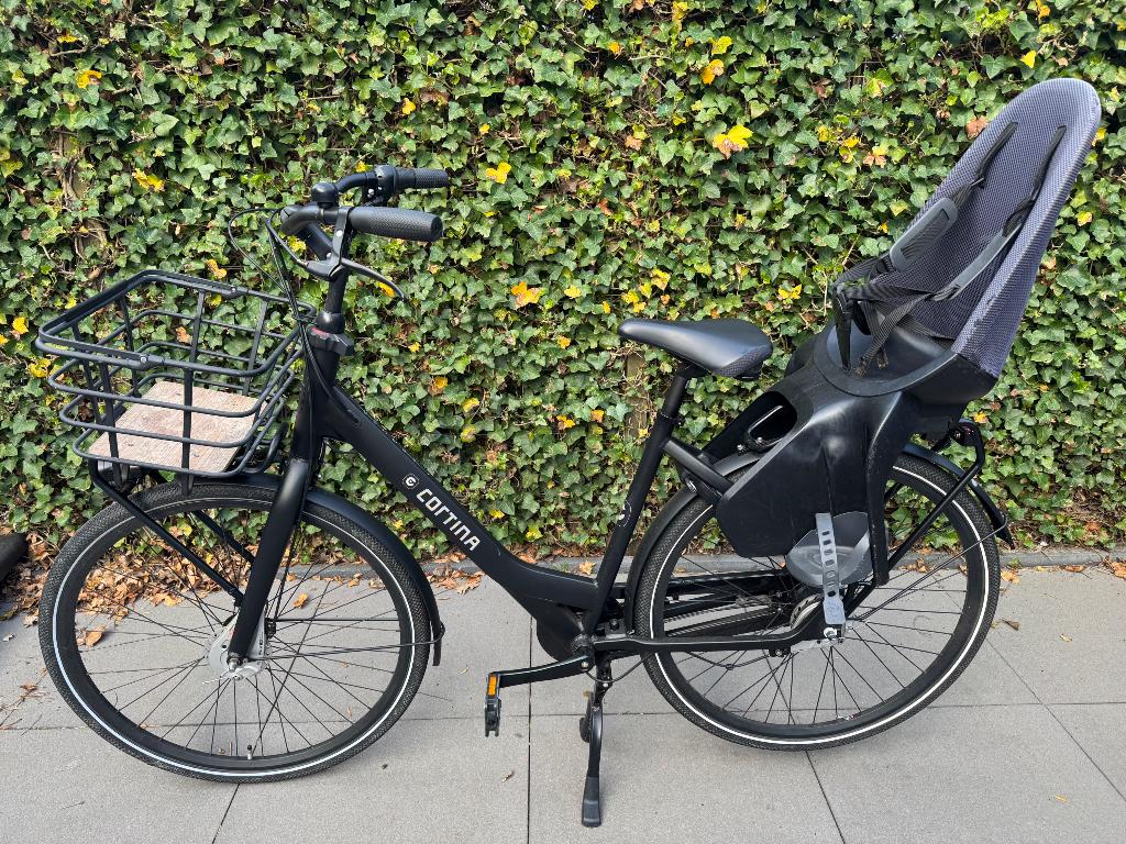 Cortina Common damesfiets zwart met mandje + kinderzitje, Versnellingen, 56 cm of meer, Zo goed als nieuw, Trommelrem