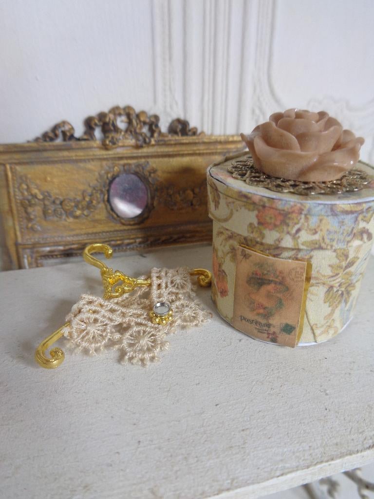 Mooi doosje met kraag ......Poppenhuis 1:12…(nr R1), Ophalen of Verzenden, Nieuw, Poppenhuis