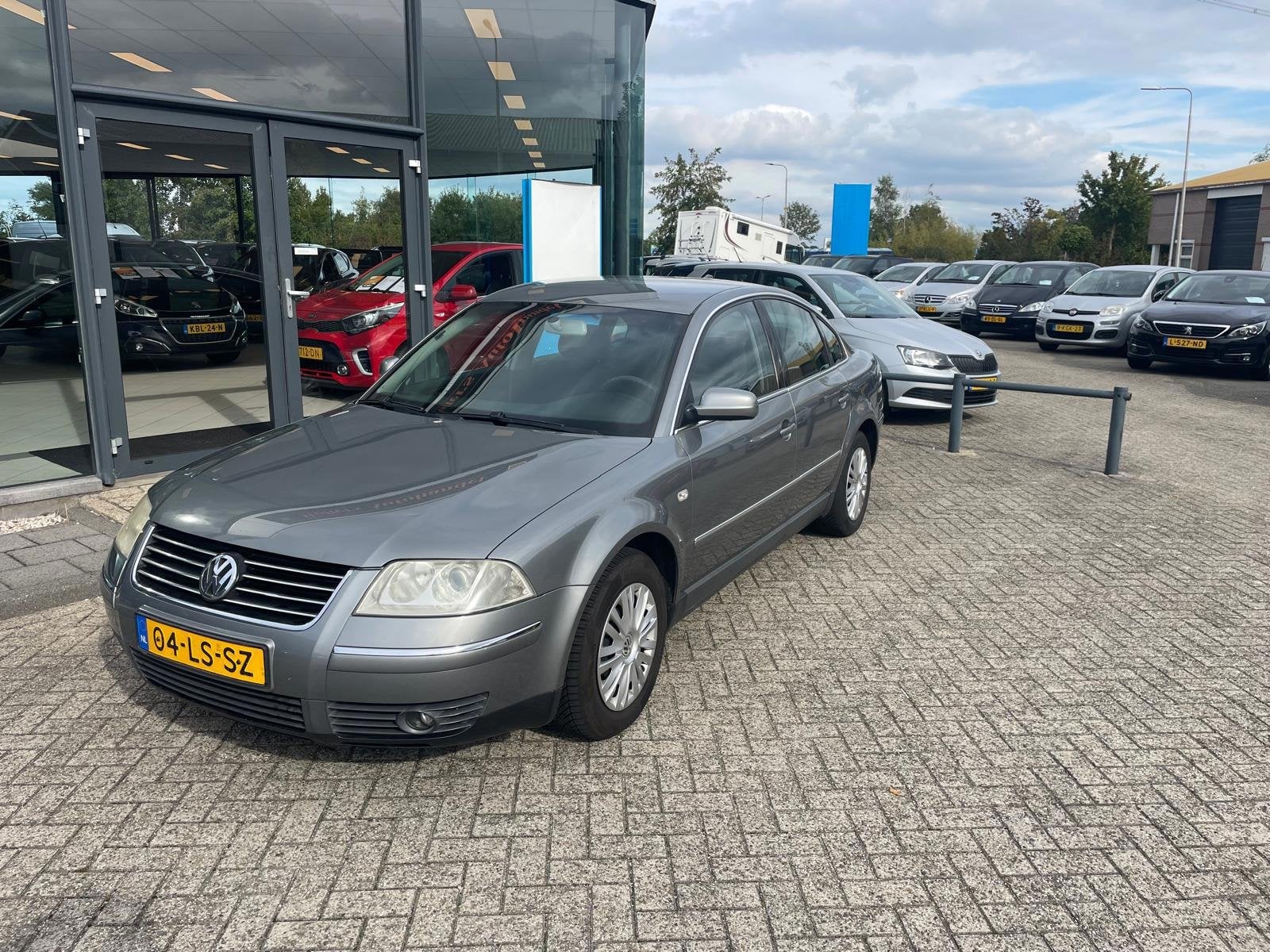 Volkswagen Passat 2.0-20V Arctic, Auto's, Dealer onderhouden, 1325 kg, Gebruikt, Zwart