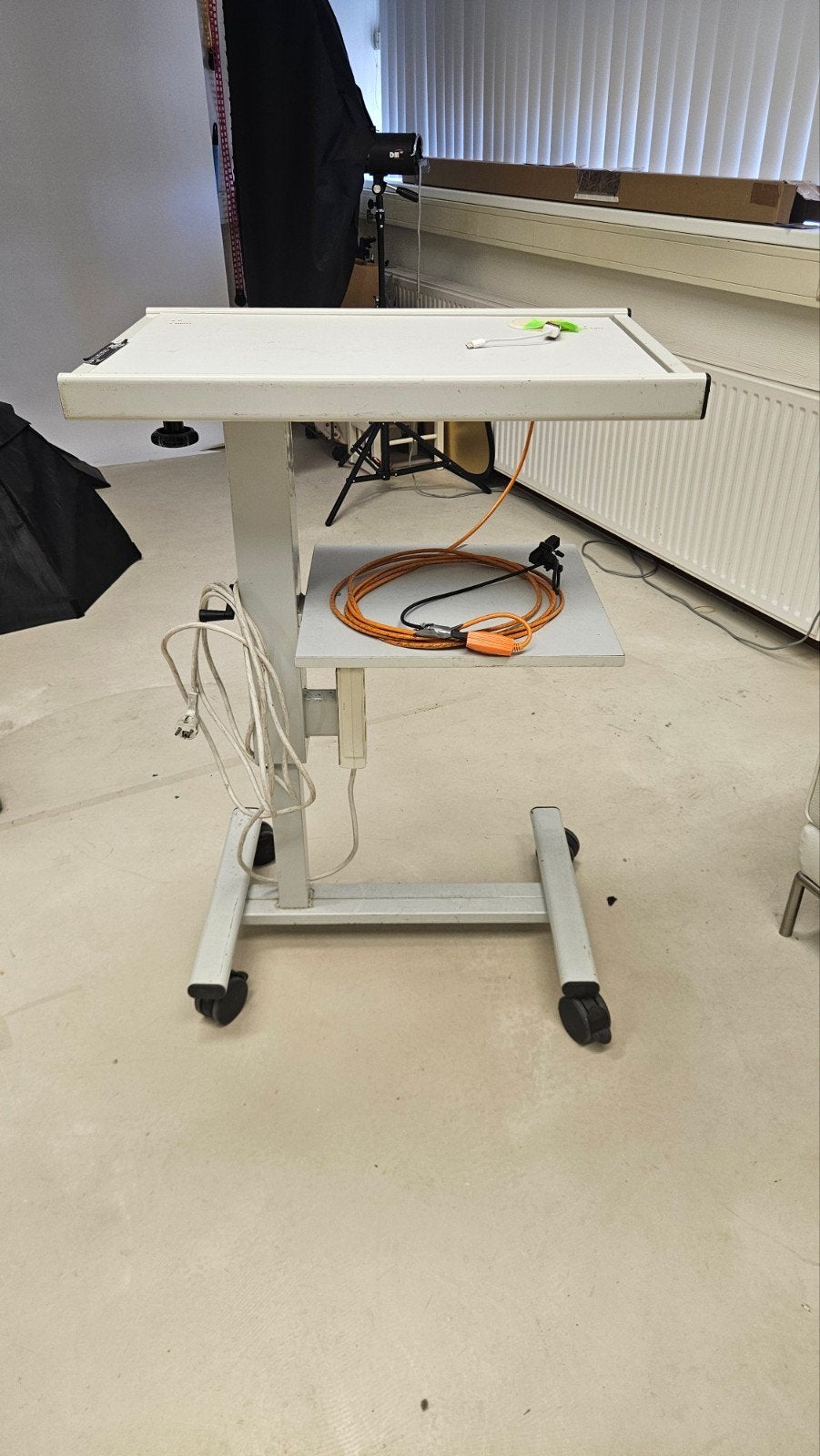 Verstelbare trolley voor beamer of laptop met stroom, Ophalen of Verzenden, Gebruikt, LED