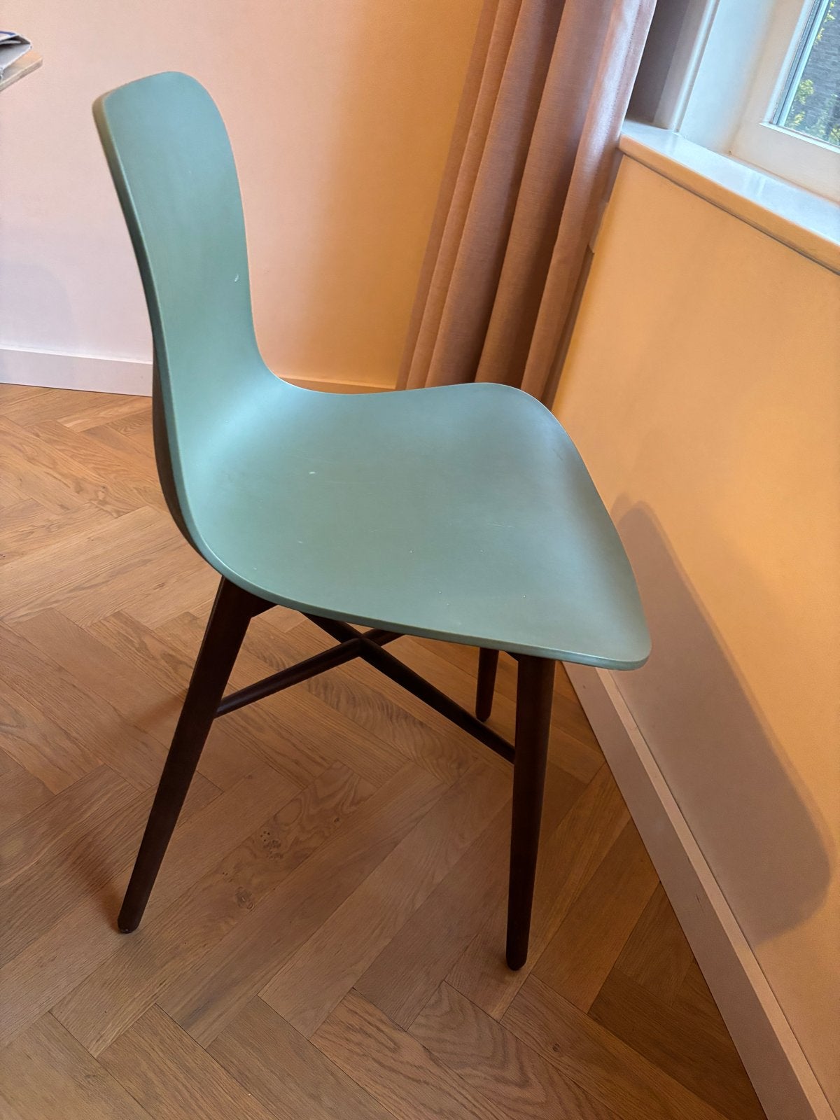 Design eetkamerstoel Norr11 langue - Groen met houten poten, Ophalen, Kunststof, Gebruikt, Overige kleuren