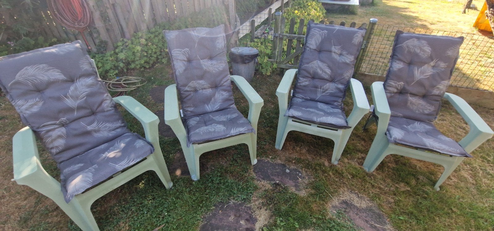 Set van 4 tuinstoelen met nieuwe kussens en hoes, Tuin en Terras, Tuinstoelen, Ophalen, Zo goed als nieuw, Plastic, Stapelbaar