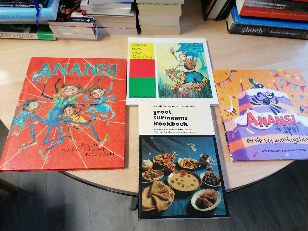 4VIER BOEKEN SAMEN Groot Surinaams kookboek Anansi De spin, Ophalen of Verzenden, Zo goed als nieuw, A. A. Starke M. Samsin-Hewitt