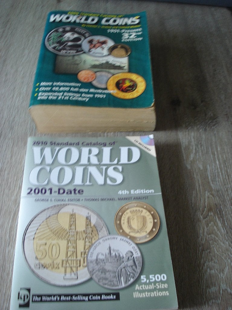 WORLD COINS CATALOGUS 2 X  SUPER DIK 2286 BLZ EN 504 BLZ, Ophalen of Verzenden, Overige landen