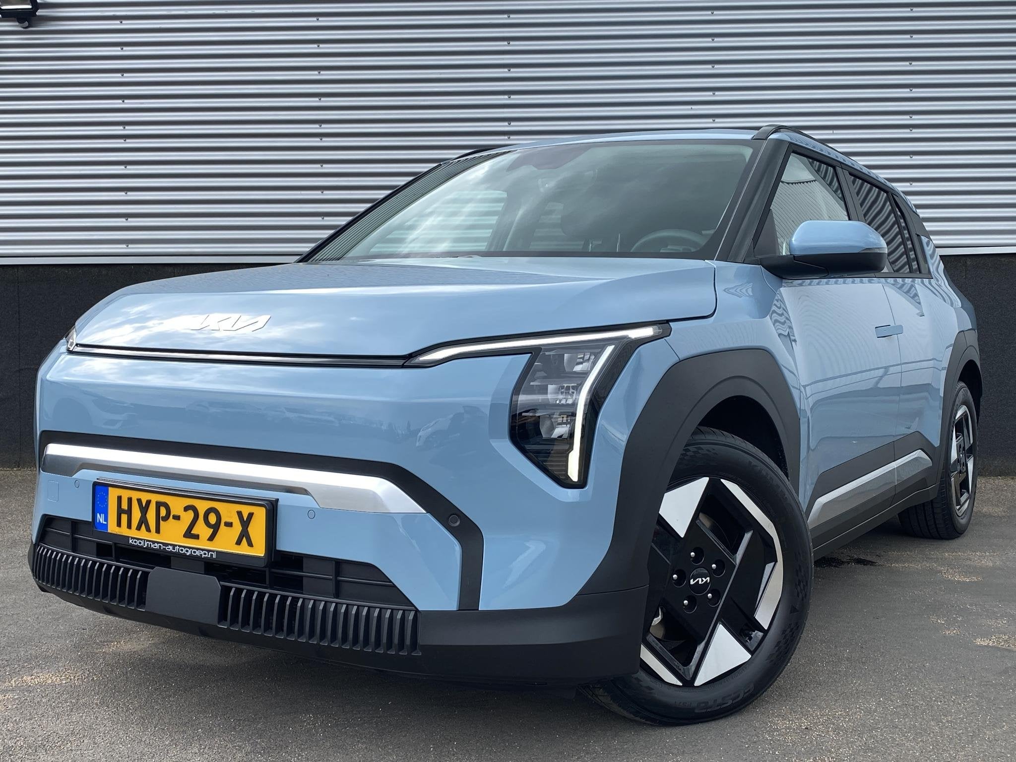 Kia EV3 Plus 81.4 kWh Nette auto, lage KM stand, dodehoekdet, Auto's, Stof, Blauw, Origineel Nederlands, 204 pk