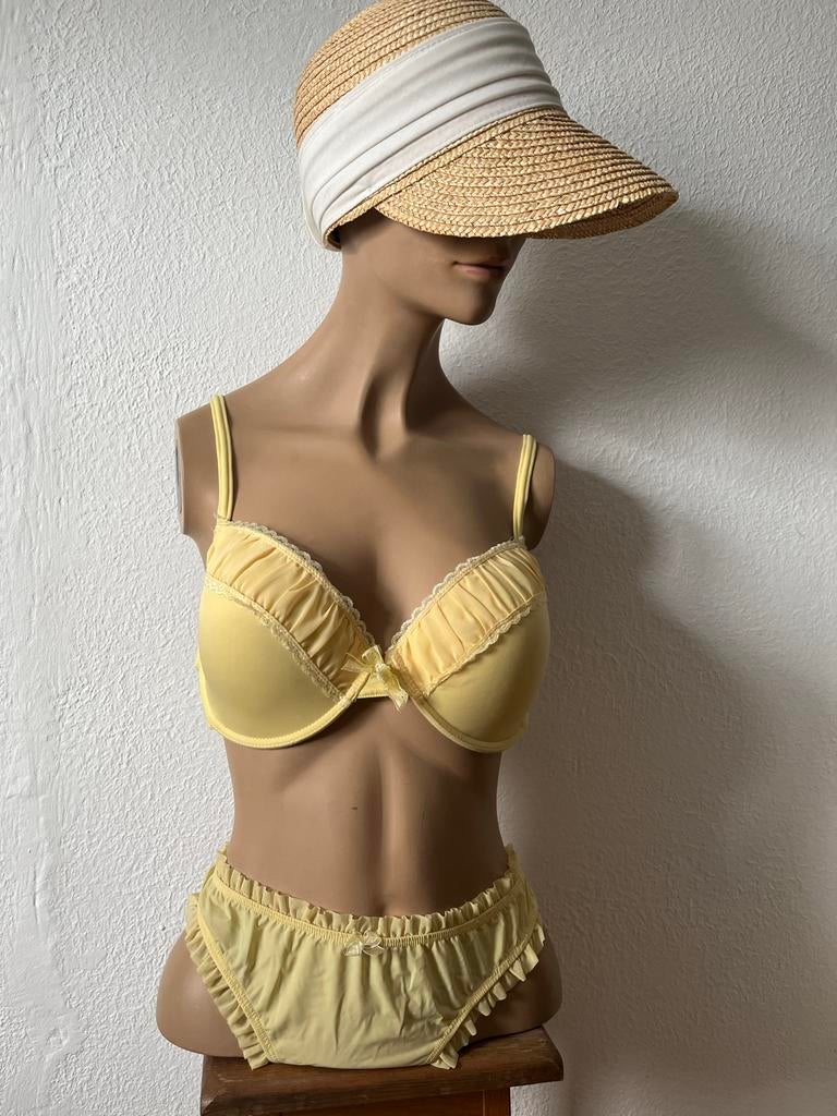 Zonnig geel lingerie setje, hemd, bh, string, Kleding | Dames, Ondergoed en Lingerie, Setje, Geel, Ophalen of Verzenden