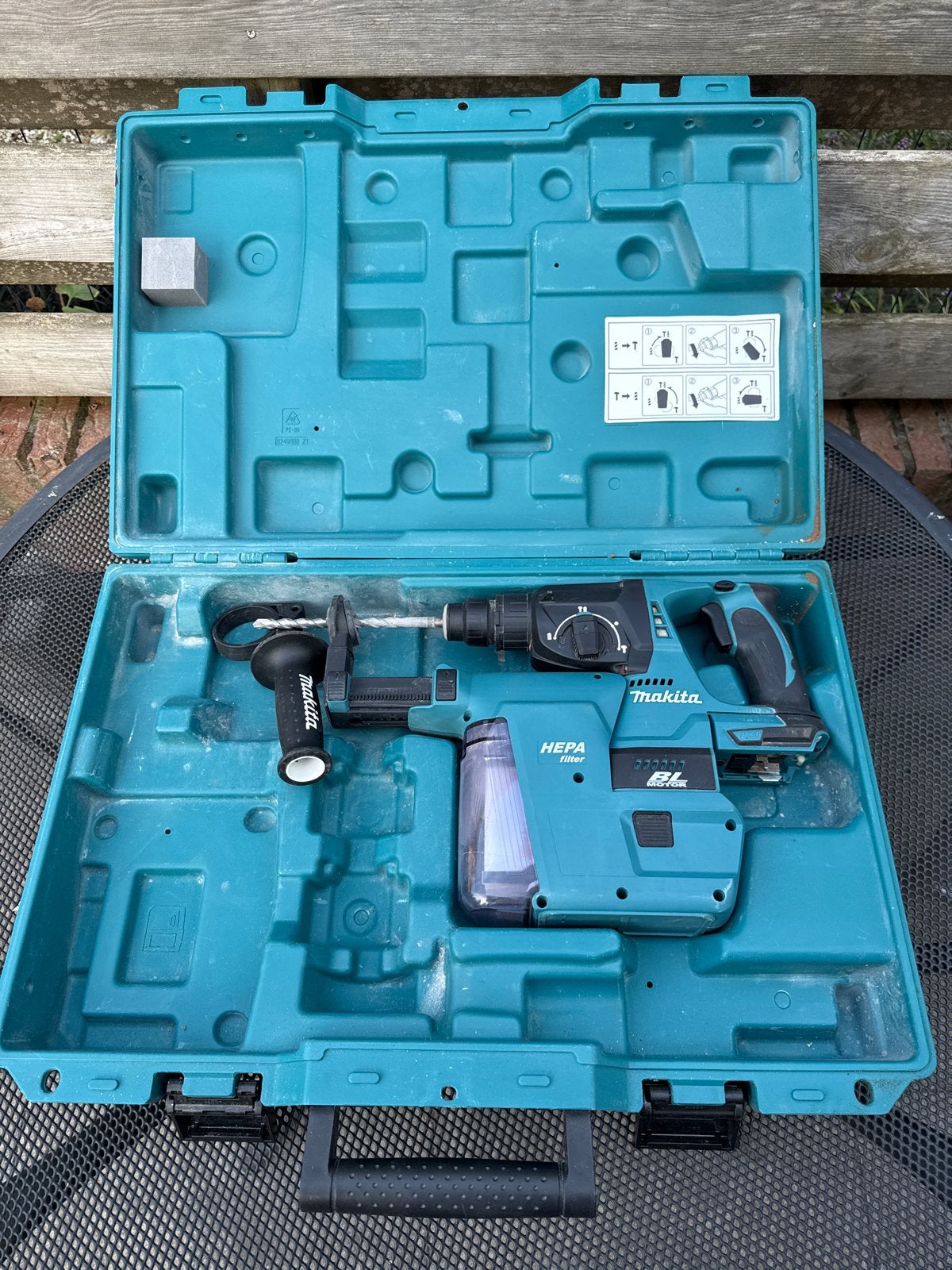 Makita BHR242 Boorhamer met HEPA filter en koffer, Doe-het-zelf en Verbouw, Ophalen, Gebruikt, Boor- en/of Breekhamer, Minder dan 400 watt