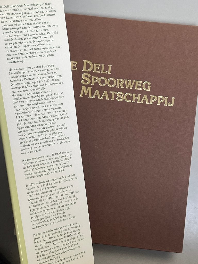 De Deli Spoorweg Maatschappij - Driekwart eeuw koloni.spoor, Ophalen of Verzenden, Zo goed als nieuw, Trein, Boek of Tijdschrift