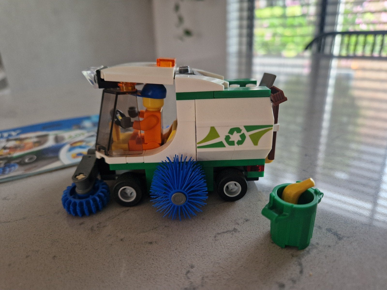 LEGO City Veegmachine 60249 met minifiguur en handleiding, Ophalen of Verzenden, Zo goed als nieuw, Overige merken