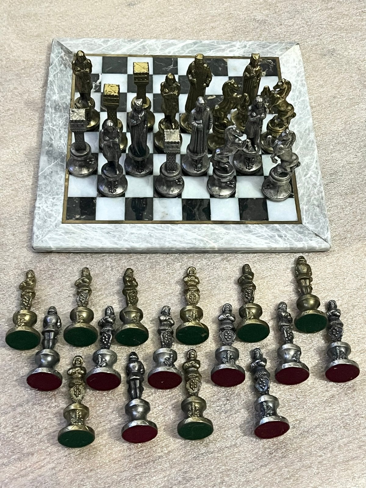 Uniek Marmeren Schaakspel met Metalen Gedetailleerde Figuren, Hobby en Vrije tijd, Gezelschapsspellen | Bordspellen, Een of twee spelers