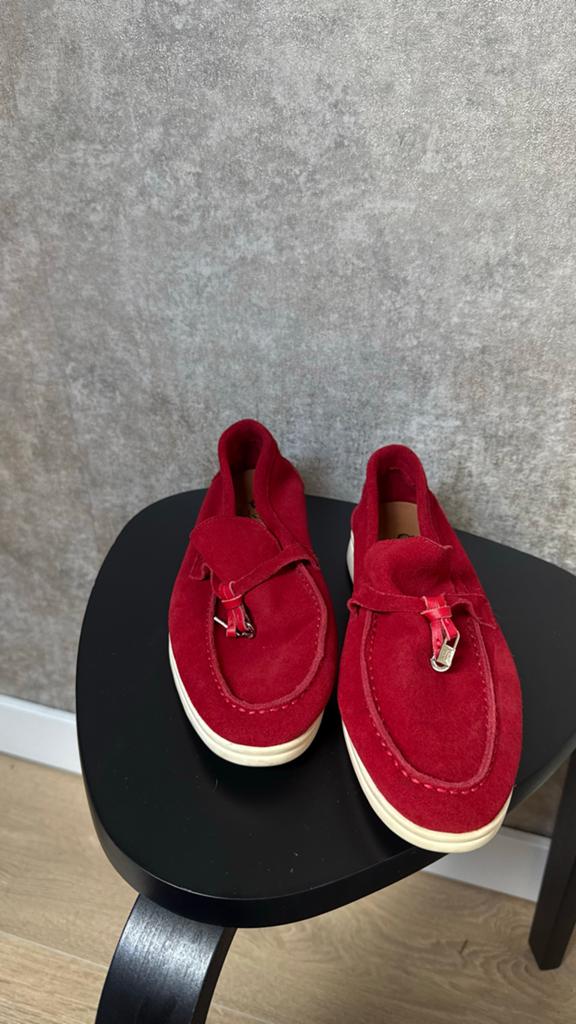 Loro Piana Summer Walk Instappers Rood Suède, Kleding | Dames, Schoenen, Zo goed als nieuw, Instappers, Rood, Ophalen of Verzenden
