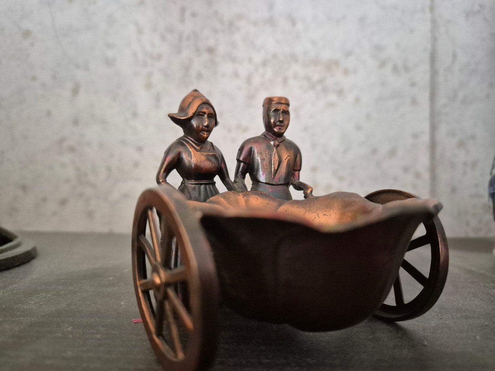 Antieke koperen decoratie: Hollandse figuren met kar, Antiek en Kunst, Antiek | Koper en Brons, Koper, Ophalen of Verzenden
