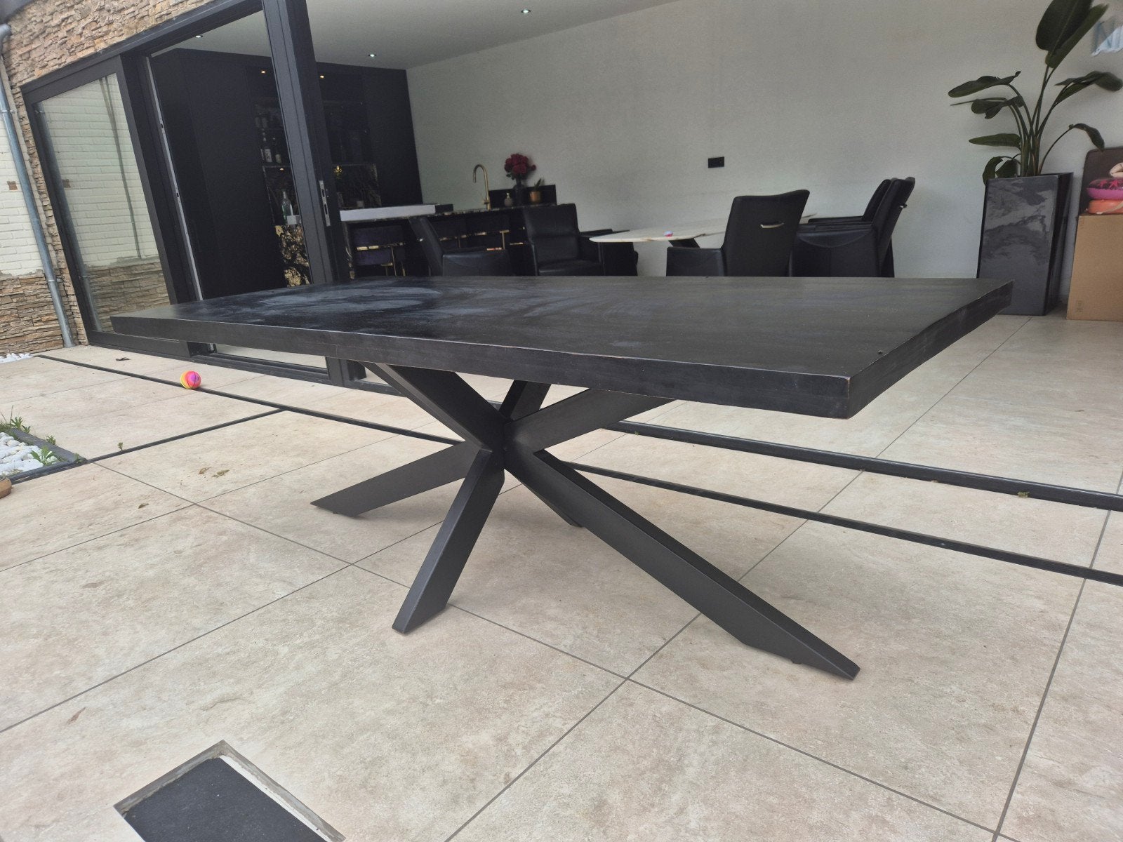 Goossens zwarte mango hout tafel met stalen kruispoot 220cm, Ophalen, Gebruikt, 100 tot 150 cm, 200 cm of meer