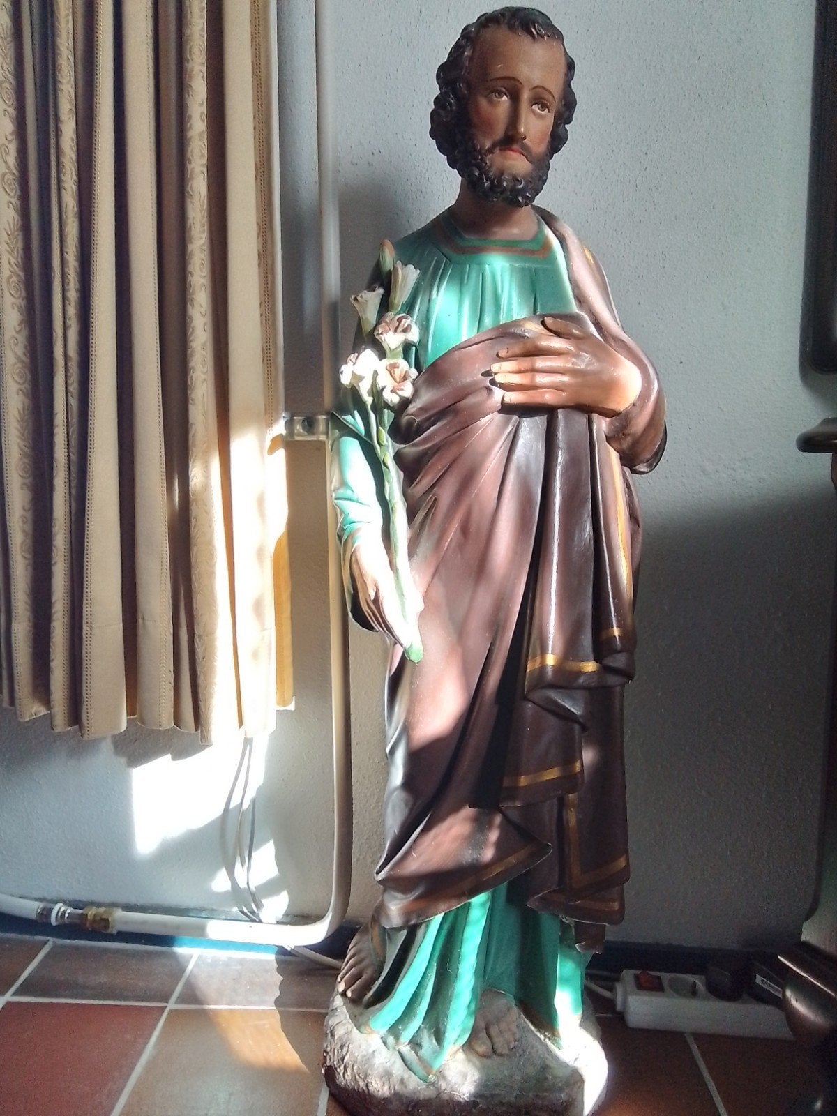 Groot religieus antiek kerkbeeld van Sint Jozef met lelies, Ophalen