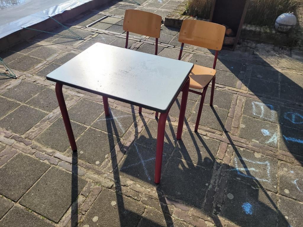 Vintage schooltafel met twee stoelen set, Kinderen en Baby's, Kinderkamer | Tafels en Stoelen, Ophalen, Gebruikt, Tafel(s) en Stoel(en)