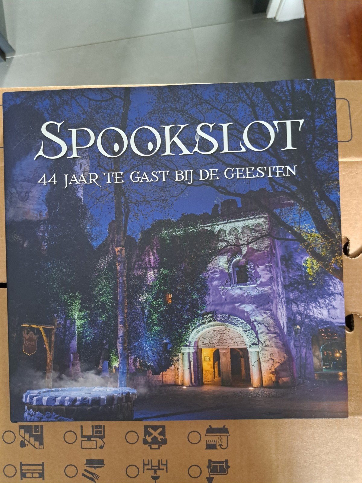 Spookslot: 44 Jaar Te Gast Bij De Geesten - Efteling Boek, Ophalen of Verzenden, Zo goed als nieuw, Onbekend, Nederland