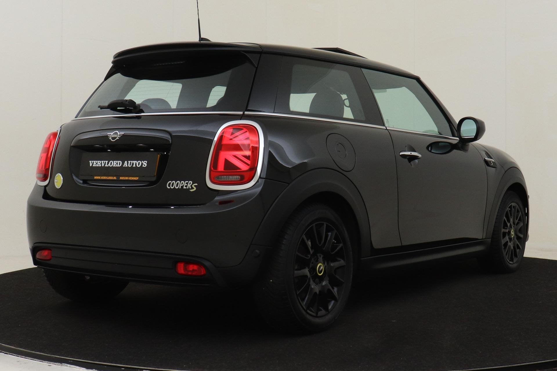 MINI ELECTRIC SE YOURS 33 kWh -PANO.DAK|HARMAN/KARDON|HEAD-U, Auto's, Gebruikt, 1340 kg, 33 kWh, 4 stoelen