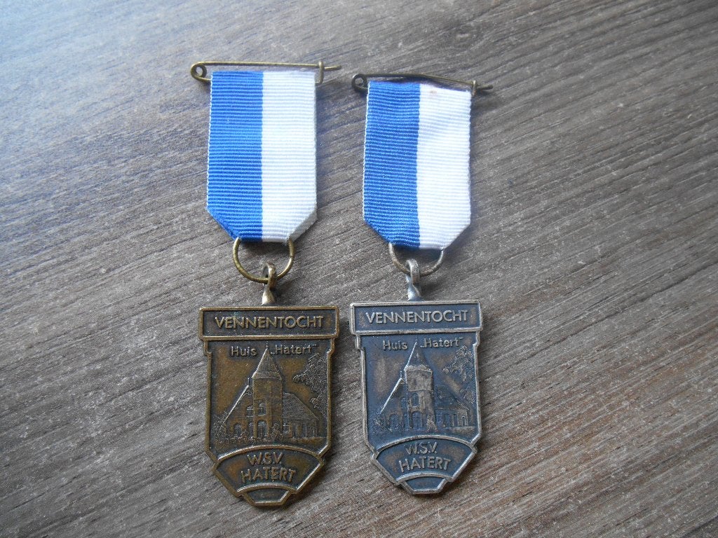 2x Medaille Wandelsportvereniging Hatert uit Nijmegen, Postzegels en Munten, Penningen en Medailles, Ophalen of Verzenden, Overige materialen