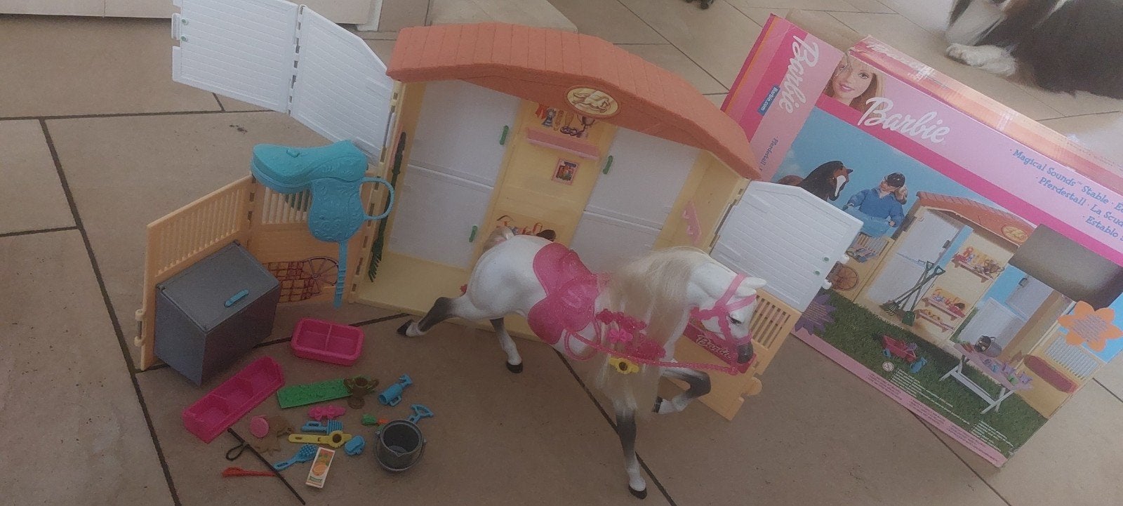 Barbie Magical Sounds Stal met paard en accessoires, Ophalen of Verzenden, Gebruikt, Barbie