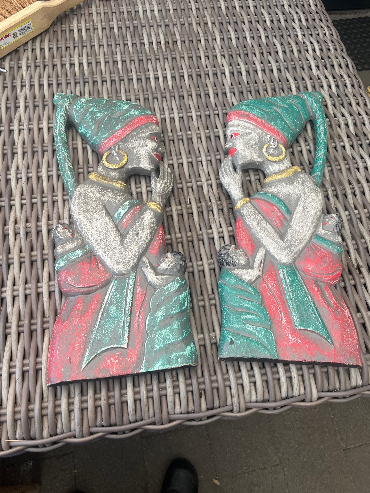 Afrikaans wandreliëf van vrouw met kind, 2 stuks hout, Antiek en Kunst, Hout, Wanddecoratie, Afrika, Ophalen of Verzenden