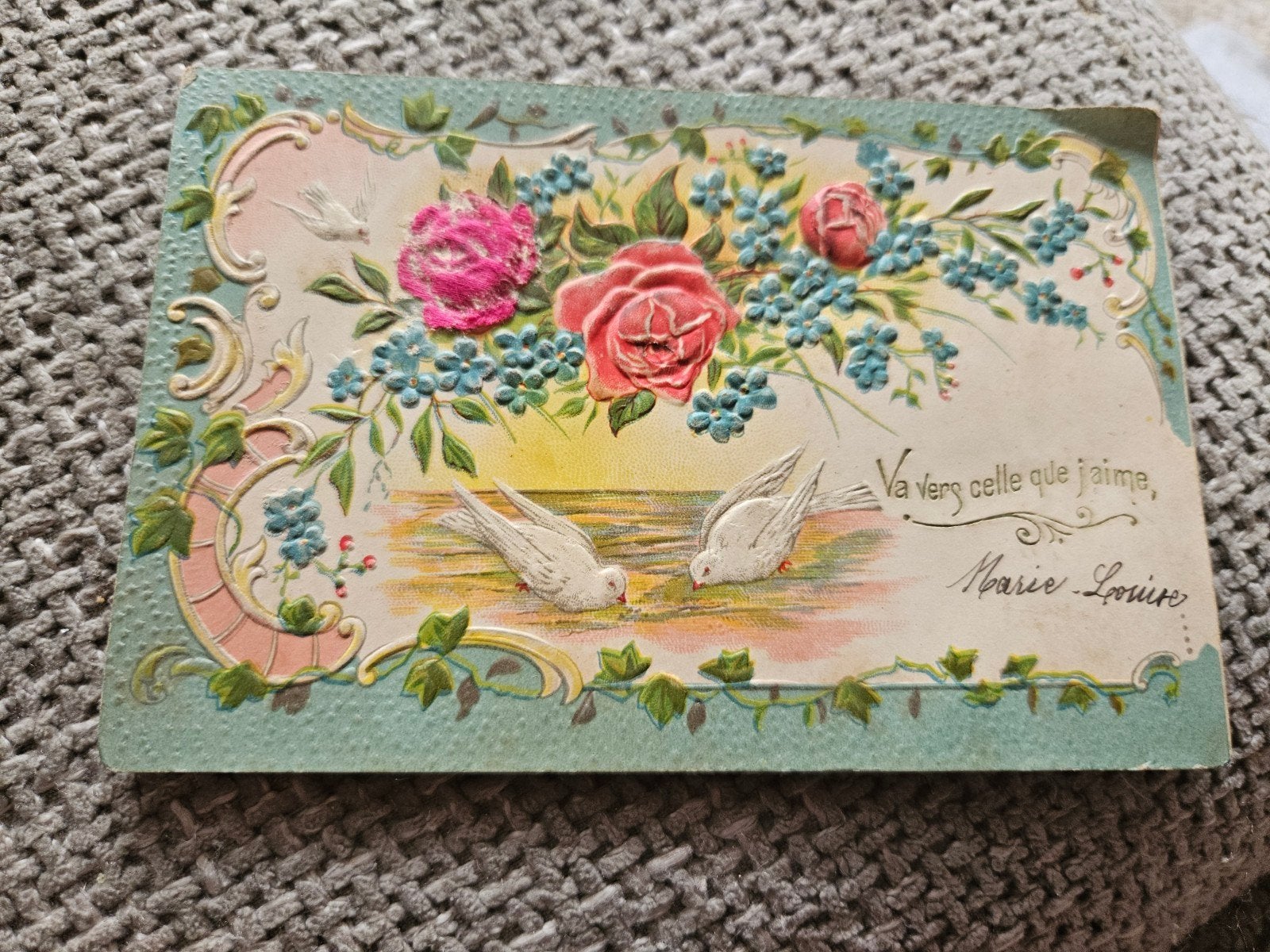 brocante reloef stoffen roos bloemen en duiven - Gelopen, Verzamelen, Ophalen of Verzenden, Voor 1920, Gelopen