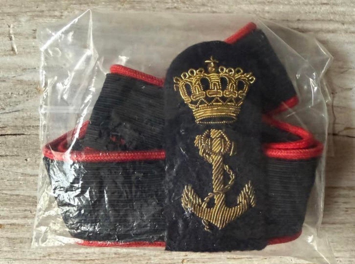 Korps Mariniers Pet Embleem met Band -1, Verzamelen, Verzenden, Marine, Nederland, Embleem of Badge