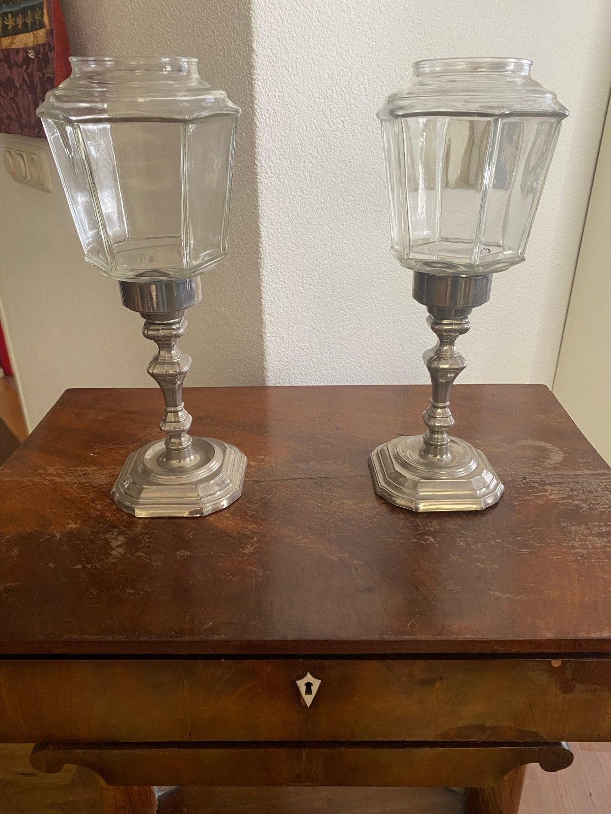 Set van 2 antieke kandelaars met glazen windlichten, Ophalen of Verzenden, Overige materialen