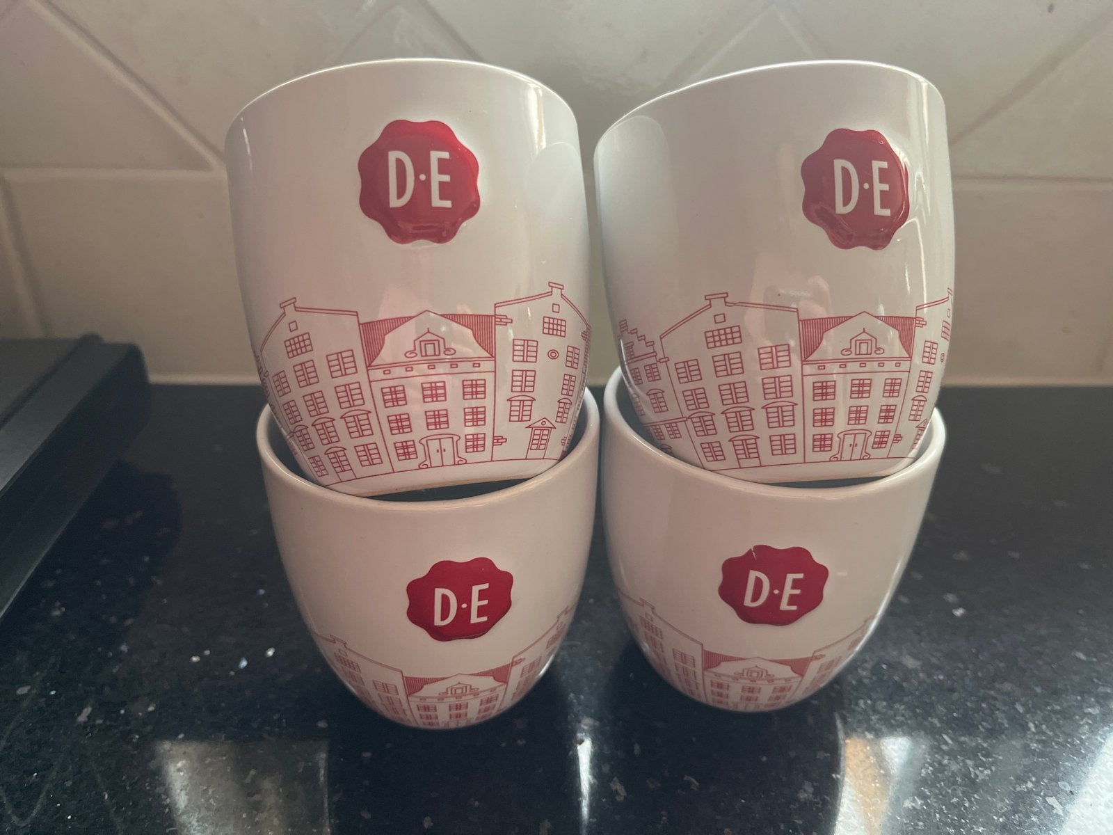 4 Douwe Egberts mokken met grachtenpandjes, Overige merken, Keramiek, Nieuw, Modern