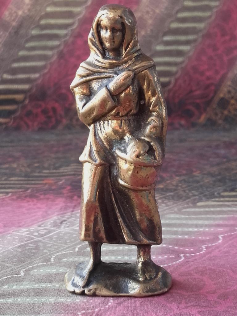 Vrouw met mand mooi antiek brons beeldje uit Engeland.