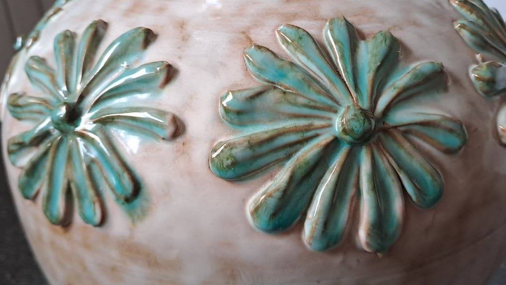 Vintage Aardewerken Kruik met Bloemen Reliëf, Antiek en Kunst, Ophalen of Verzenden