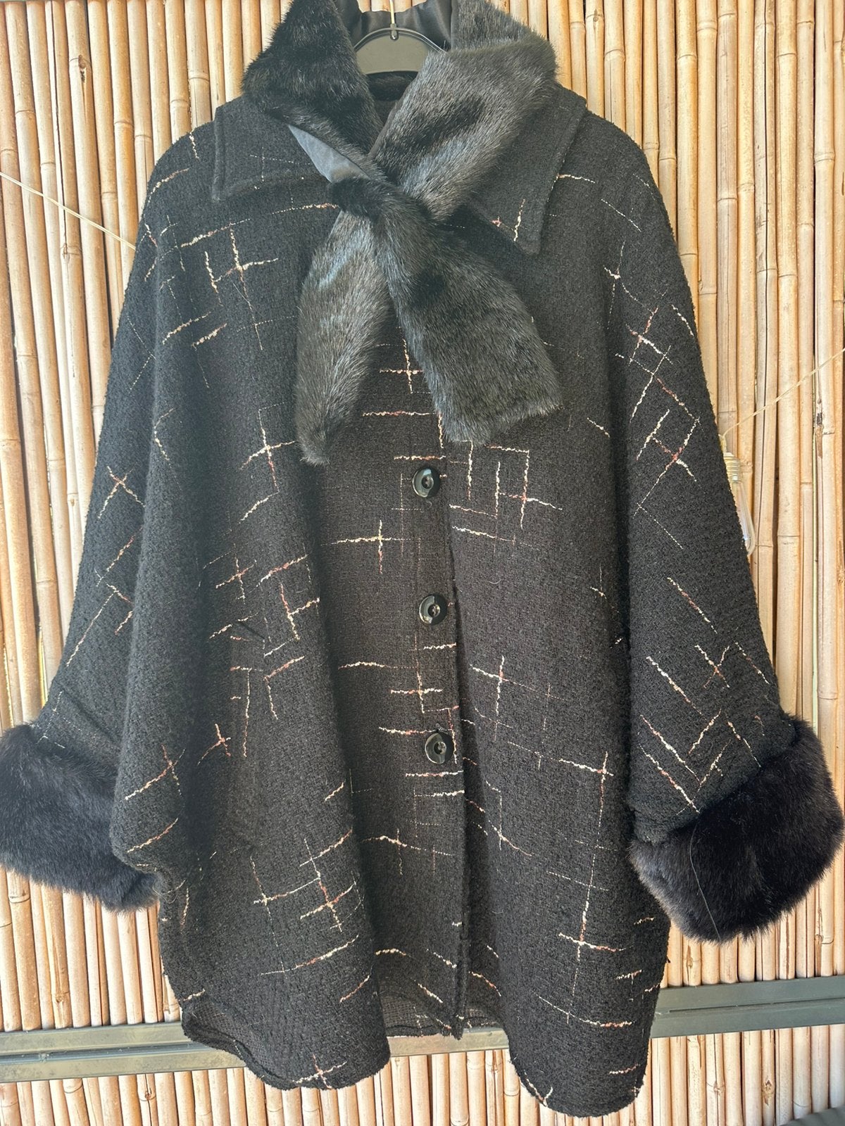 Mooie aparte cape/ poncho, Ophalen of Verzenden, Zo goed als nieuw, Maat 42/44 (L), Zwart